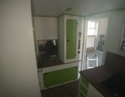 ... gleich vorne befindet sich um den Durchstieg herum ein L-Förmiger Schrank. Unten sind die Batterien untergebracht, oben der Sicherungskasten und Platz für die Garderobe