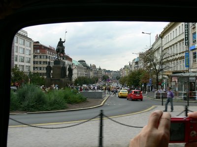 Der Wenzelsplatz in Prag. Man fährt unmittelbar oberhalb daran vorbei. Aber da waren wir schon paarmal- wir wollen weiter.<br />.