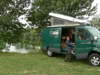 Bis Ungarn schaffen wir es bequem an einem Nachmittag. Erster Stellplatz an einem Weiher bei Rajka.<br />.