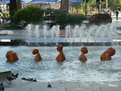 In Belgrad waren lauter aus Ton gebrannte Skulpturen zu sehen. <br />Überall lugten Drachen aus dem Gehweg, schauten komische Käuze über Brunnenränder- oder badeten.<br />.