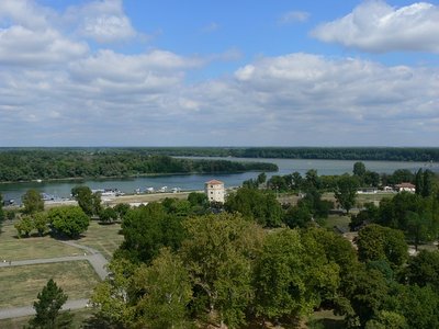 Belgrad liegt am Zusammenfluss von Drava und Dunav, Drau und Donau. <br />Ein Stück weit stromaufwärts mündet auch die Theiß. Von der Burg hat man einen wunderbaren Blick.<br />.