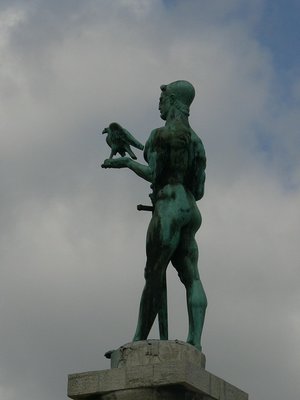 Das Denkmal der Sieger oberhalb der Drava.<br />Irgendjemand muss doch bei der Begutachtung des Entwurfs gesehen haben, auf was das hinausläuft!<br />Frontal angesehen hält der gute Mann eigentlich ein Schwert am Knauf...<br />.