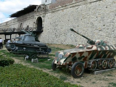 Panzer, Raketen, Geschütze, Boote. Festung Belgrad.<br />.