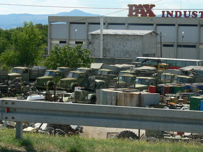 Hier wird die Armee abgewickelt. Die fährt heutzutage Unimog und MAN. <br />Die alten TAM werden verscherbelt und dienen noch jahrelang in der Landwirtschaft oder beim Holz machen.<br />.
