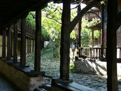 Innenhof des Rozhen- Klosters nahe Melnik.<br />Der Weinstock, der dort wächst, soll über 1000 Jahre alt sein.<br />.
