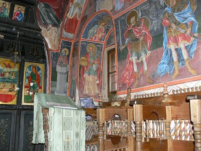 Im Inneren des kleinen Kirchleins, das nach dem Ableben des Nationalheilgen Ivan Rilski <br />oben in den Felsen neben seiner<br />Höhle gebaut wurde, findet man diese Malerei. <br />Die Ikonostase in der Kirche ist dagegen rußgeschwärzt.<br />.