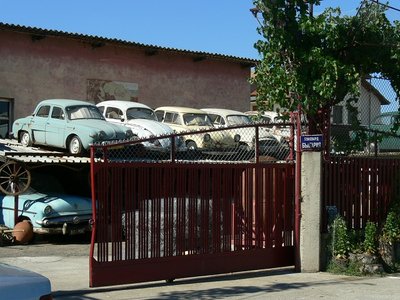 Da stehen sie: Renault Dauphine, VW Käfer, Trabant 500, Škoda S100 und Octavia, Jawas, Mopeds, Motorroller,<br /> dazwischen amerikanische Buicks aus den fünfzigern, eine Thin Lizzy, russische Wolgas. <br />Geschätzte 100 Fahrzeuge. Kundengespräche werden auf Plüschsofa und Zahnarztstuhl bei laufendem Fernseher im Freien geführt.<br /> Abends wird das Tor mit Hilfe einer angeschweißten LKW- Anhängerkupplung verschlossen und der Hund losgemacht.<br />.