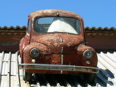 Fährt man von der E 79 zum Rilakloster, muss man hier vorbei.. <br />Ein Kauz von Sammler und Schrotthändler hat Fahrzeuge aus allen Epochen <br />auf dem Hof stehen, alles mit der Patina von Jahren <br />und in den <br />kuriosesten Arrangements. Hier wartet ein schon entrosteter und geschliffener Renault 4CV auf jemanden,<br />der ihn noch einmal entrostet. Viel ist allerdings nicht mehr dran,<br />immerhin ist er ja schon<br />mindestens 50 Jahre alt :)<br />.