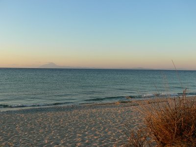 Früh am Morgen: In 80km Entfernung sieht man den östlichsten Finger Chalkidikis <br />mit dem 2033m hohen namensgebenden Berg Athos übers Meer.<br />Athos ist eine eigenständige Republik innerhalb des griechischen Staates<br /> und wird ausschließlich von Mönchen bewohnt, Frauen gibt es keine.<br />.