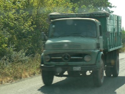 Alteisen vom Feinsten. In Griechenland noch überall zu sehen. <br />Dort fahren Autos komischerweise viel länger als bei uns, sind dann <br />allerdings auch abbezahlt und ihr ökologischer Fingerabdruck ist schon fast unsichtbar.<br />.