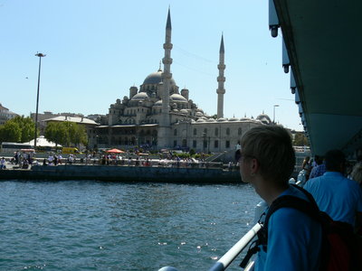 Auf der Galata- Brücke weht immer ein kühler Wind, der Blick geht über das Goldene Horn, <br />den Bosporus bis zum asiatischen Teil Istanbuls.<br />.