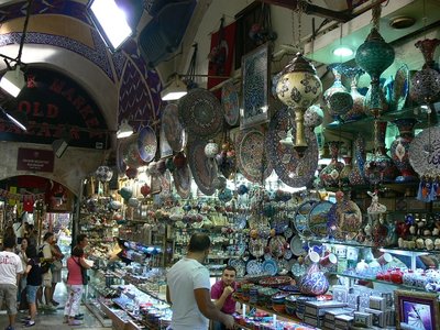 Im Basar in Istanbul. Rund 4000 Läden sind in diesem gigantischen &quot;Supermarkt&quot; ansässig, <br />das Angebot reicht von Touristenkitsch über Klempnerbedarf, chinesische Billigelektronik,<br />Klamotten (gefälscht oder echt, je nachdem, wieviel man ausgeben mag) bis hin<br />zu Süssigkeiten, Nahrungsmitteln und natürlich,<br />im unteren Bereich des Basars, den Gewürzen.<br />.