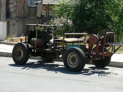 Geile Karre. Die Erklärung ist denkbar einfach: vorne Motor, hinten Brennholzsäge. <br />So tingelt der Besitzer durch die Umgebung und sägt Nachbars Holzvorräte für den Winter. <br />Du liebenswertes Bulgarien- solche Eigenkreationen werden dir die EU- Gesetze und wenn nicht die, dann der TÜV Bulgaria mit Sicherheit noch austreiben.<br />.