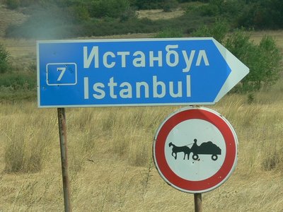 Und dann DAS:<br />Wie soll man nach Istanbul, wenn nicht mit dem Pferdegespann?<br />Nach Byzanz kamen die Leute immer geritten, auch noch nach Konstantinopel. Ist doch alles die gleiche Stadt! <br />In der Hektik der Zeit hätten wir gern gesehen, wie der Istanbuler Stadtvekehr, auf Pferdewagen umgestellt, aussähe.<br />.