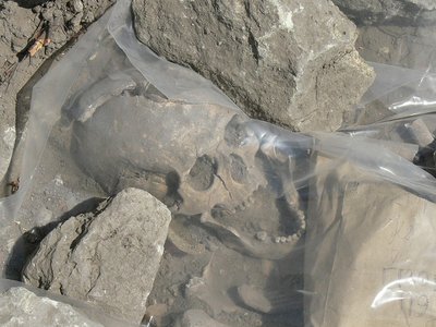 Die Ausgrabungsstätte der ca. 8000 Jahre alten Kultanlage Perperikon bei Kardzhali. <br />Hier gab es seit der Steinzeit Heiligtümer. Die Griechen orakelten hier wie in Delphi und die Römer <br />bauten die ersten Kirchen. Der Ort ist teilweise unter meterhohem Geröll <br />und Bewuchs versunken und die Ausgrabungen sind in vollem Gange.<br /> Am Ostende der Anlage finden sich, dichtgedrängt, die Gräber eines frühchristlichen Friedhofes.<br />.