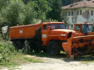 Die Sommer in den Rhodopen sind heiß und trocken- wir hatten tagsüber Temperaturen um die 35°C. <br />Dass die Winter das ganze Gegenteil sind, beweisen der URAL mit Schneefräse und der dahinter abgestellte T 150-K mit Schneepflug.<br />.