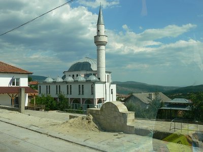 In den Rhodopen gibt es immer noch bulgarischsprachige Türken, die Pomaken. <br />Sie leben traditionell vom Tabakanbau und der Weinherstellung, der Holzverarbeitung und der Landwirtschaft. <br />Und sie sind wieder stolz darauf, Türken zu sein, denn 1989 wollte Bulgarien sie in einer Massenaussiedlung aus dem Reich des Kommunismus verbannen. <br />Viele Dörfer sind verwaist. Rund eine halbe Million Türken haben die Roten damals aus Bulgarien vertrieben. Und nannten sich &quot;Demokratie&quot; und &quot;Volksrepublik&quot;.<br />.