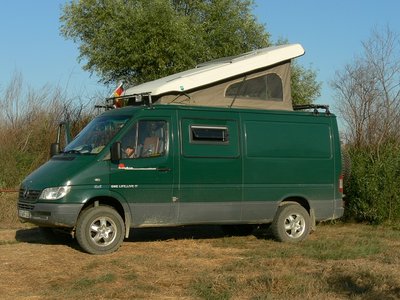 Diese grüne Kiste hat uns überall zuverlässig hingebracht.<br />Letztes Jahr waren wir damit schon  über 12.000 km in der Türkei, diese Tour war 5600 Km lang. <br />Noch nicht eine einzige Reparatur war seit dem Kauf fällig. Ich bin wirklich froh, wenn ich nicht <br />unterm Auto liegen muss, sondern, wenn mir danach ist, kann. <br />Der Sprinter hat alles, was wir brauchen: Allrad, 4 Sitz- und Schlafplätze, 130 Liter Wasser, Küche, Heizung. <br />Und Kraft ohne Ende. Schnell und wendig ist er, säuft nicht, möchte aber überlegt gefahren werden. <br />Die Cooper Discoverer, die wir ihm auf die 16&quot;-Felgen aufgezogen haben, sind ihr Geld wert gewesen.<br />.