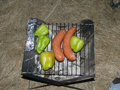 Abendessen. Wir grillten fast jeden Abend. Paprika in rauhen Mengen, <br />der, ob mit Köftefleisch gefüllt oder einfach so himmlisch schmeckt. <br />Heut gabs &quot;Makedonka&quot;- Mazedonische Wurst. Griechen, Bulgaren und Serben streiten sich heute noch <br />über den Begriff &quot;Mazedonien&quot; und zu welchem Land er nun wirklich gehört.<br /> Die Wurst jedenfalls schmeckte köstlich!<br />.