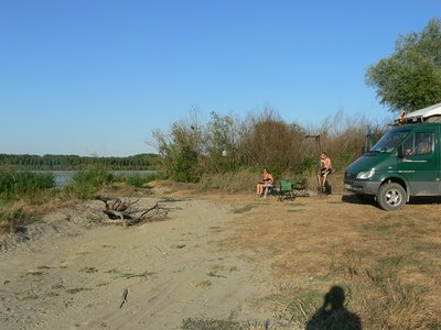 Feierabend. Diesmal an der Donau oberhalb von Belgrad. <br />Unweit des Ortskerns von Novi Slankamen, direkt am Wasser, <br />mit davonhopsenden Laubfröschen, neugierigem Fuchs und vorbeiziehenden Donauschiffen.<br />.