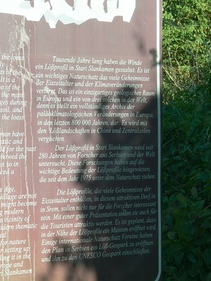 Das Donauufer bei der Ortschaft Slankamen, unweit der letzten<br /> serbischen Stadt <br />vor der ungarischen Grenze, Novi Sad, gelegen. <br />800.000 Jahre Geschichte liegen hier im Lößlehm, der von Wissenschaftlern aus aller Welt auf das damalige Klima,<br /> Pollen, Wetterkapriolen und Vulkanausbrüche erforscht wird.<br />Unweit von Novi Slankamen fand 1691 eine Schlacht zwischen <br />Österreichern und Türken statt, in deren Verlauf die Türken ihren Feldherren einbüßten,<br /> woraufhin sie zum Rückzug bliesen. Das Denkmal oberhalb des Ortes mit Sicht auf die Donau erinnert daran.<br /> Nicht daran erinnert wird, dass in den Neunziger Jahren fast alle der knapp 70% dort ansässigen <br />Kroaten von den Serben vertrieben wurden.<br />.