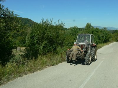 Das serbische Bergland an der bulgarischen Grenze<br /> ist landschaftlich sehr reizvoll und unentdeckt. <br />Neu war uns auch, wie Branko und Draško nach der Arbeit nach Hause fahren :)<br />.