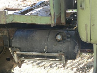 Damit der Koloss überhaupt betrieben werden kann, <br />wurde er kurzerhand auf Gas umgebaut. Das sieht man bei vielen Autos. <br />GAZ, SIL und URAL fahren alle mit Benzin, was also liegt näher, als sie umzubauen. <br />.