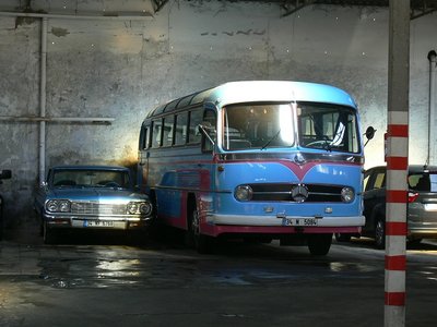 Der hier stammt noch aus Istanbul. Er steht da in der Halle, am gleichen Ort wie letztes Jahr. <br />Man läuft auf dem Weg vom Wohnmobilstellplatz zur Hagia Sofia direkt dran vorbei. Schmuckstückchen :)<br />.