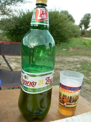 Los, wir gucken uns alte LKWs an!<br />Bei einem Bier sieht alles ganz anders aus. Sogar der Bierpreis :))<br />Zwei Liter kosten umgerechnet 1,40 in Bulgarien. Und es schmeckt!<br />.
