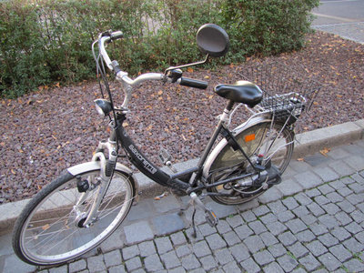 Man beachte den 30 cc-Verbrennungsmotor am Hinterrad!