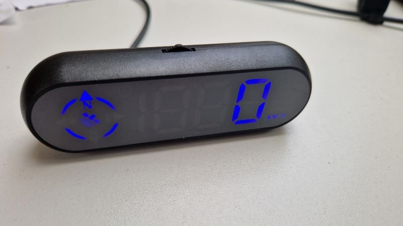 Tacho und Uhr