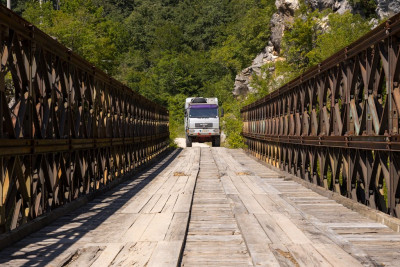 Schöne Offroadstrecke mit (zum Glück) stabiler Behelfsbrücke in Bosnien Herzegowina