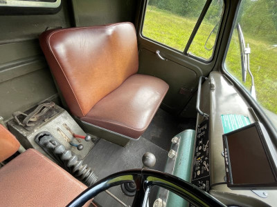 Saurer 2dm - Halterung zwischen Sitzen