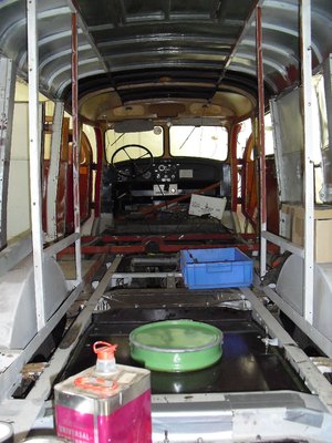 Innenraum von hinten, ausgeräumt,noch ohne Dachausschnitt. Die beiden Längsholme bleiben stehen und tragen dann den Hilfsrahmen.