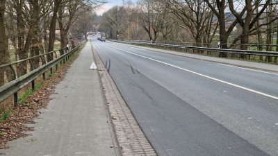 vier schwarze Striche
