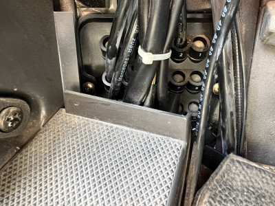 Durchführung im Fußraum Fahrerseite
