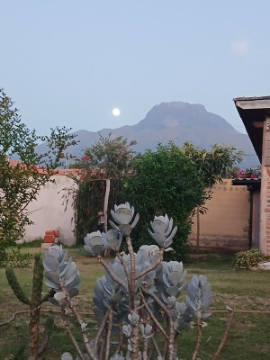 Vollmond über dem Vulkan Imbabura
