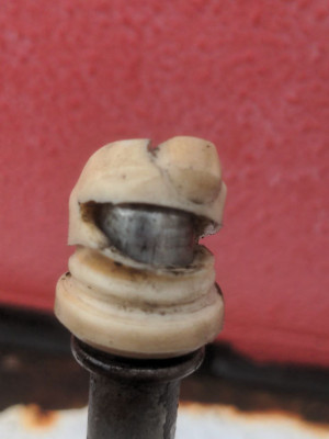 Gummidichtung unten schlecht eingebaut?