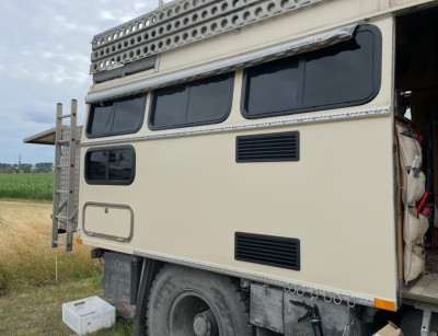 Fertige Wand mit neuen Carbest-Fenstern