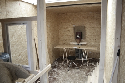 Hier wird ungefähr mal der Center- Lautsprecher stehen. Die Stirnwand un die Decke haben schon die zweite Lage Hanf und OSB- Platte erhalten.