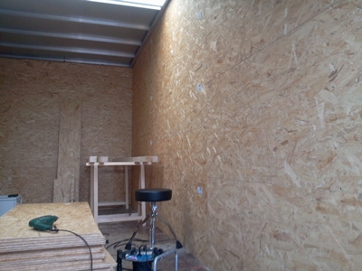 30 mm Hanf zwischen die Aluprofile, darauf 12 mm OSB- Platte. Darauf nochmal 30mm Hanf und 12 mm OSB