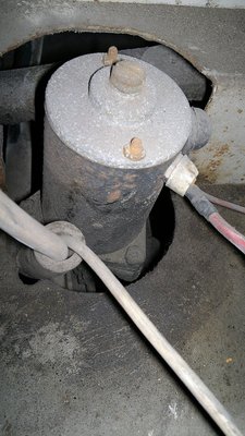Die Pumpe von oben, unter der Beifahrersitzbank