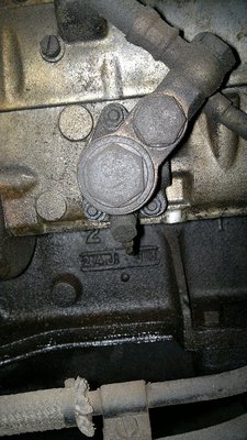 Blick auf die mechanische Förderpumpe, verbirgt sich hinter der Schraube ein Filterchen? Zu der Version habe ich im Fiche nix gefunden. Wozu die kleine Leitung unten ist ?