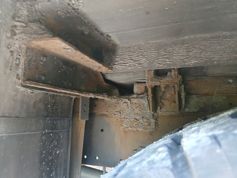 Blick in den Radkasten bei Ziegler: Auf dem Fahrgestell liegen die U-Profile auf, oben auf den U-Profilen erkennt man den Tragearm, welcher den Aufbau hält (oder halten sollte, ich konnte ihn per Hand auseinanderbrechen...)