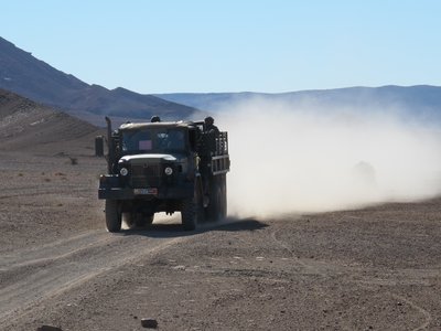Militärdreiachser im Rallyeinsatz.
