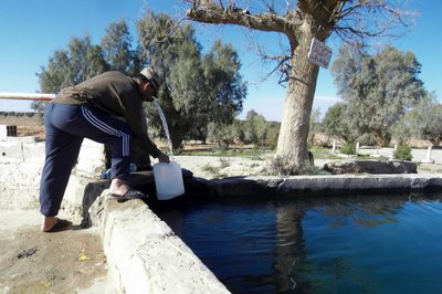 Gutes Mineralwasser kurz vor Ain Benimathar , wir haben unsere Tank so voll gemacht ,das kaum noch der Stopfen drauf paste