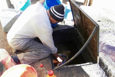 Wasser und Schmutz setzen sich ab , und das reine Olivenöl wird abgeschöpft .