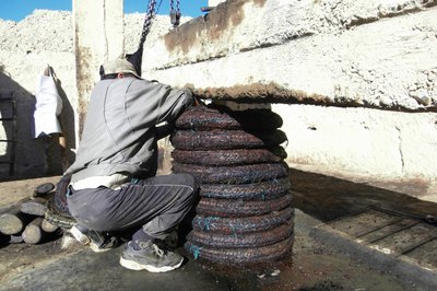 Beton haben Baumstämme und Steine ersetzt ......