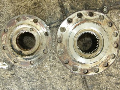 links der kleinere Flansch aus dem 150 Mercur im Gegensatz zum rechten aus dem 170er.
