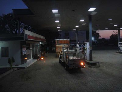 man beachte das offene Feuer zum Waermen in der Tankstelle!